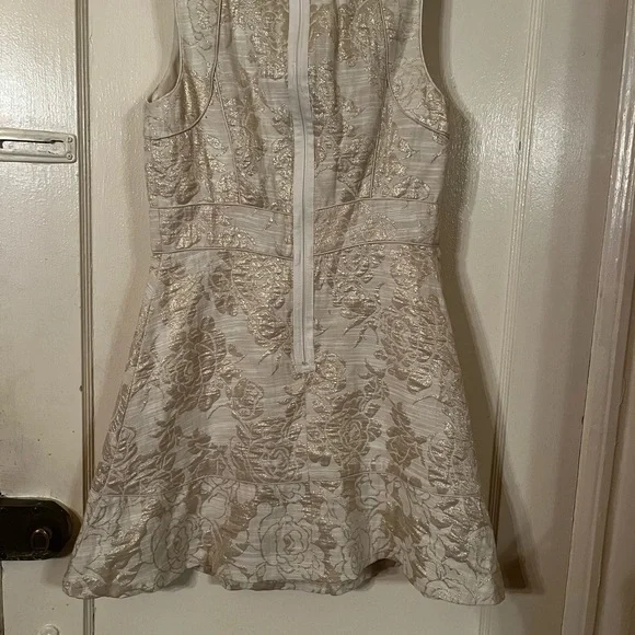 Beautiful dress with a gold threading throughout in a sort of brocade pattern - Picture 5 of 8